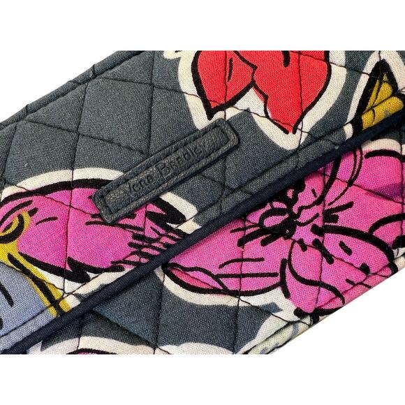 Vera Bradley All in One Zip Around Green Falling Flowers Quilted Wallet RFID - Picture 3 of 9